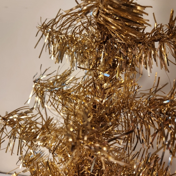 Vintage 24" Gold Aluminum Table Top Tinsel Christmas Tree With Wooden Base - Picture 8 of 11